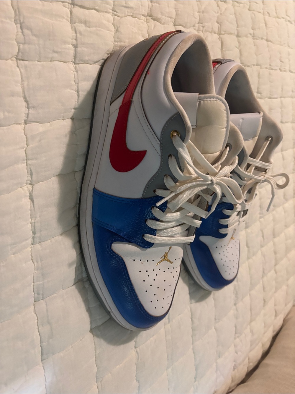 Nike men’s air Jordan Low-Top Sneakers in White, Blue & Red